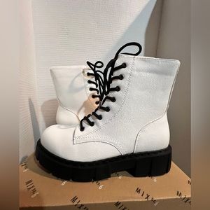 New Mix No. 6 combat boots size 9